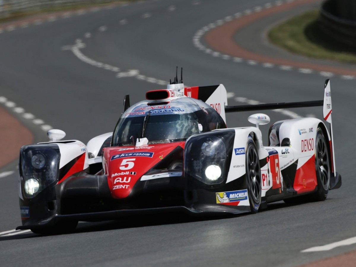 Toyota TS050 Hybrid
TS050 jest już trzecim wydaniem japońskiego bolidu. Auto startuje w trwającym właśnie sezonie wyścigów długodystansowych FIA WEC. Czym różni się od poprzednika? Zmieniła się koncepcja napędu hybrydowego. Dla przykładu w miejscu wolnossącego benzyniaka Japończycy zastosowali 2,4-litrową V-szóstkę wyposażoną w doładowanie typu twin-turbo
Fot. Toyota Toyota TS050 Hybrid
TS050 jest już trzecim wydaniem japońskiego bolidu. Auto startuje w trwającym właśnie sezonie wyścigów długodystansowych FIA WEC. Czym różni się od poprzednika? Zmieniła się koncepcja napędu hybrydowego. Dla przykładu w miejscu wolnossącego benzyniaka Japończycy zastosowali 2,4-litrową V-szóstkę wyposażoną w doładowanie typu twin-turbo
Fot. Toyota