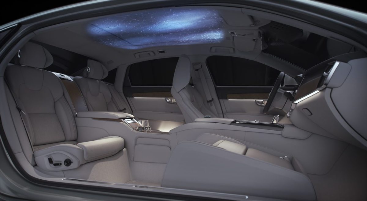 Volvo S90 Ambience Concept
System sterowania wizualizacją przekształca podsufitkę wedle wyboru tematycznego – w zorzę polarną, skandynawski las, jezioro łabędzie, archipelag deszczowy – każdorazowo inspirując inny nastrój, od relaksacyjnego po ożywczy.
Fot. Volvo Volvo S90 Ambience Concept
System sterowania wizualizacją przekształca podsufitkę wedle wyboru tematycznego – w zorzę polarną, skandynawski las, jezioro łabędzie, archipelag deszczowy – każdorazowo inspirując inny nastrój, od relaksacyjnego po ożywczy.
Fot. Volvo
