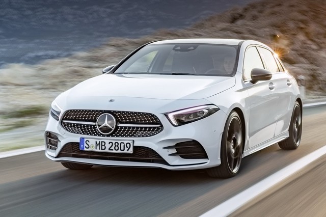 Mercedes Klasy A
Debiutująca czwarta generacja Mercedesa Klasy A mierzy 4419 mm długości, 1796 mm szerokości oraz 1440 mm wysokości. Oznacza to, że samochód będzie dłuższy o 120 mm, a także o 16 mm szerszy i o 7 mm wyższy. Rozstaw osi powiększył się o 30 mm do 2729 mm. Standardowo bagażnik pomieści 370 l.
Fot. Mercedes-Benz Mercedes Klasy A
Debiutująca czwarta generacja Mercedesa Klasy A mierzy 4419 mm długości, 1796 mm szerokości oraz 1440 mm wysokości. Oznacza to, że samochód będzie dłuższy o 120 mm, a także o 16 mm szerszy i o 7 mm wyższy. Rozstaw osi powiększył się o 30 mm do 2729 mm. Standardowo bagażnik pomieści 370 l.
Fot. Mercedes-Benz