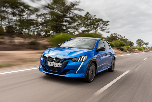 Nie będzie przesadą stwierdzenie, że to jedna z ważniejszych premier motoryzacyjnych w 2019 r. Kolejną generacją modelu 208 Peugeot chce wnieść nową jakość do segmentu B. O tym, jakie argumenty ma w ręku francuski producent, przekonaliśmy się podczas pierwszych jazd testowych w Portugalii.
Fot. Peugeot Nie będzie przesadą stwierdzenie, że to jedna z ważniejszych premier motoryzacyjnych w 2019 r. Kolejną generacją modelu 208 Peugeot chce wnieść nową jakość do segmentu B. O tym, jakie argumenty ma w ręku francuski producent, przekonaliśmy się podczas pierwszych jazd testowych w Portugalii.
Fot. Peugeot