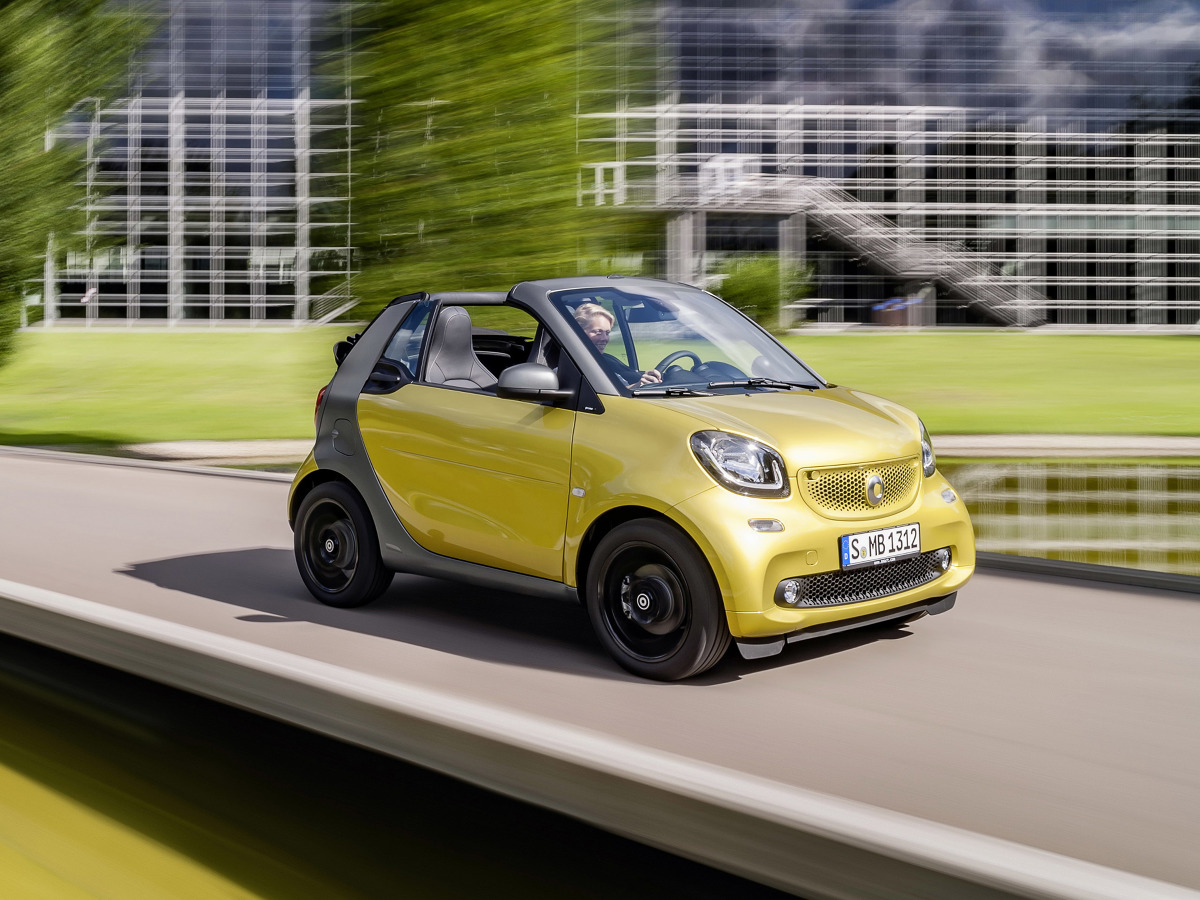 Nowy Smart Fortwo Cabrio jest gotowy do wiosennej premiery. Otwarty wariant dwuosobowego auta miejskiego pojawi się u dealerów w lutym 2016 roku / Fot. Smart Nowy Smart Fortwo Cabrio jest gotowy do wiosennej premiery. Otwarty wariant dwuosobowego auta miejskiego pojawi się u dealerów w lutym 2016 roku / Fot. Smart