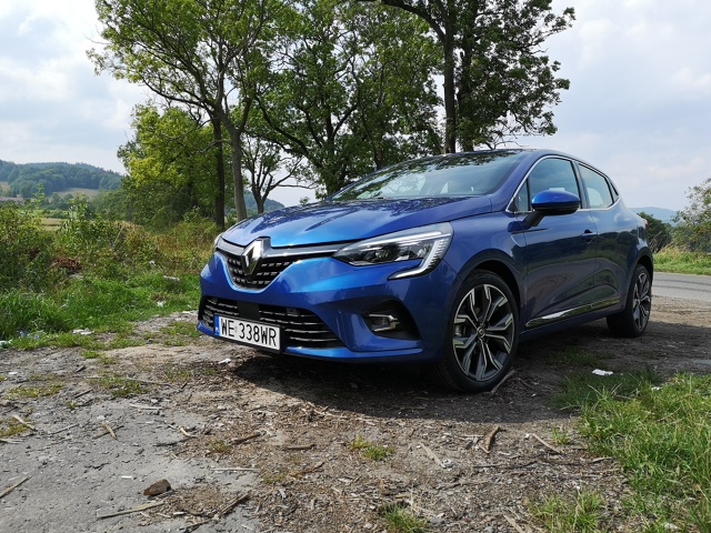 Renault Clio 2019
Najtańsze Renault Clio kosztuje 46 900 złotych i jest to odmiana Life z silnikiem SCe o mocy 65 KM. Cena rozsądna, ale pamiętajmy – dostajemy naprawdę słabiutką jednostkę napędową, brakuje również klimatyzacji. Za odmianę Intens zapłacimy już 56 400 złotych, bowiem jest ona dostępna dopiero z silnikiem TCe o mocy 100 KM. Za Intens z tym silnikiem zapłacimy 62 900 a za R.S. Line 57 900 złotych. Za 78 900 dostaniemy R.S. Line z silnikiem TCe o mocy 130 KM z automatem EDC i jest to najdroższy model w ofercie. Jedyny silnik Diesla jest dostępny tylko z wyposażeniem Zen za 69 400 złotych.
Fot. Kamil Rogala Renault Clio 2019
Najtańsze Renault Clio kosztuje 46 900 złotych i jest to odmiana Life z silnikiem SCe o mocy 65 KM. Cena rozsądna, ale pamiętajmy – dostajemy naprawdę słabiutką jednostkę napędową, brakuje również klimatyzacji. Za odmianę Intens zapłacimy już 56 400 złotych, bowiem jest ona dostępna dopiero z silnikiem TCe o mocy 100 KM. Za Intens z tym silnikiem zapłacimy 62 900 a za R.S. Line 57 900 złotych. Za 78 900 dostaniemy R.S. Line z silnikiem TCe o mocy 130 KM z automatem EDC i jest to najdroższy model w ofercie. Jedyny silnik Diesla jest dostępny tylko z wyposażeniem Zen za 69 400 złotych.
Fot. Kamil Rogala