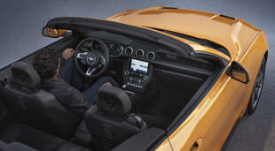 Ford Mustang California Special<br><br>Za napęd odpowiada 5,0-litrowy silnik V8 o mocy 450 KM i momencie obrotowym 529 Nm. Mustang California Special z sześciobiegową manualną skrzynią biegów, wyposażoną w system dopasowywania obrotów, dbający o płynną zmianę biegów i sportowy charakter jazdy, przyspiesza od 0 do 100 km/h w 4,8 sekundy. Zaawansowana 10-biegowa przekładnia automatyczna Forda zapewnia przyspieszenie od 0 do 100 km/h w czasie 4,5 sekundy.<br><br>Fot. Fors 