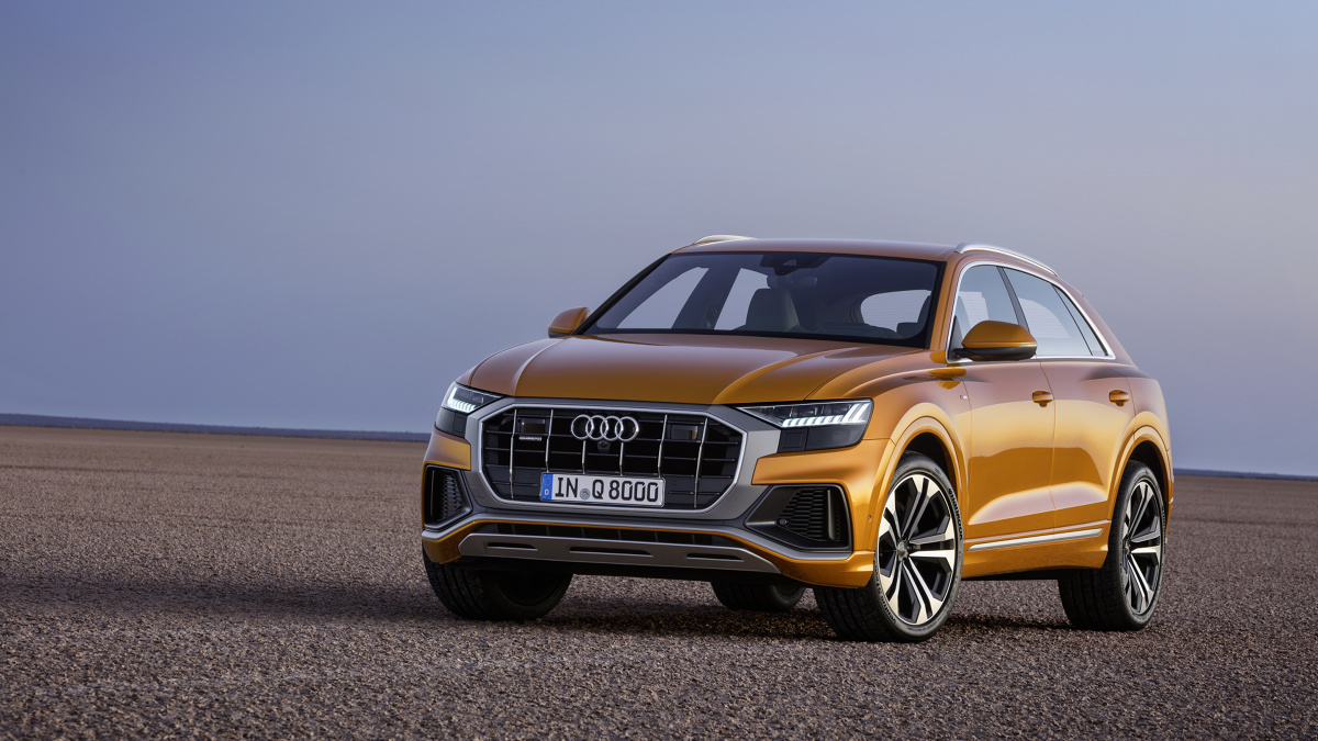 Audi Q8
W wyposażeniu standardowym znajdziemy m.in. system MMI Navigation plus z panelem dotykowym MMI touch response, wirtualny kokpit Audi virtual cockpit, system Audi drive select dopasowujący charakter samochodu do preferencji kierowcy, układ regulacji tłumienia amortyzatorów, diodowe reflektory przednie i światła tylne, czy automatyczną klimatyzację.
Fot. Audi Audi Q8
W wyposażeniu standardowym znajdziemy m.in. system MMI Navigation plus z panelem dotykowym MMI touch response, wirtualny kokpit Audi virtual cockpit, system Audi drive select dopasowujący charakter samochodu do preferencji kierowcy, układ regulacji tłumienia amortyzatorów, diodowe reflektory przednie i światła tylne, czy automatyczną klimatyzację.
Fot. Audi
