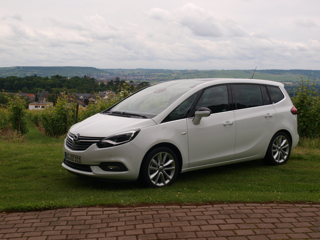 Opel Zafira
Nowy minivan Opla wchodzi do sprzedaży jesienią. Wtedy poznamy szczegółowy cennik. Na razie wiadomo, że najtańszy model ze 120-konnym, benzynowym silnikiem ma kosztować 79 950 zł.
Fot. Michał Kij
Opel Zafira
Nowy minivan Opla wchodzi do sprzedaży jesienią. Wtedy poznamy szczegółowy cennik. Na razie wiadomo, że najtańszy model ze 120-konnym, benzynowym silnikiem ma kosztować 79 950 zł.
Fot. Michał Kij