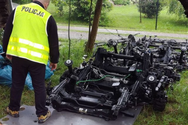 Policjanci z Wydziału Kryminalnego Komendy Wojewódzkiej Policji w Rzeszowie, specjalizujący się w zwalczaniu przestępczości samochodowej dotarli do informacji, że na terenie powiatu ropczycko-sędziszowskiego ktoś handluje częściami samochodowymi nieznanego pochodzenia.
Fot. Policja.pl Policjanci z Wydziału Kryminalnego Komendy Wojewódzkiej Policji w Rzeszowie, specjalizujący się w zwalczaniu przestępczości samochodowej dotarli do informacji, że na terenie powiatu ropczycko-sędziszowskiego ktoś handluje częściami samochodowymi nieznanego pochodzenia.
Fot. Policja.pl