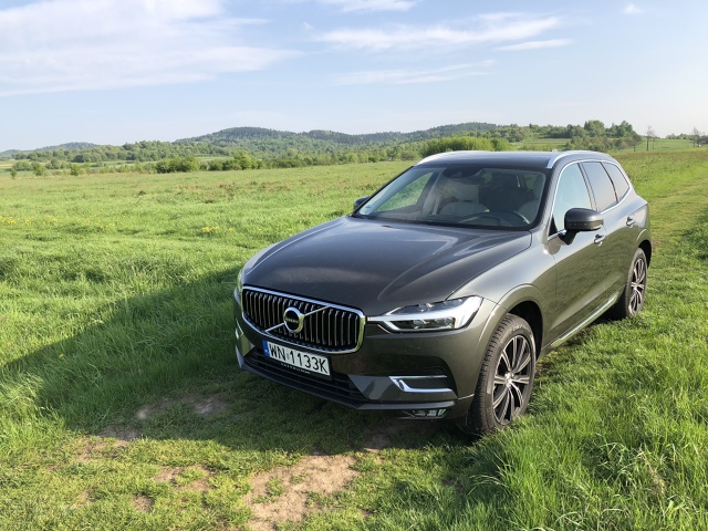 Volvo XC60
W naszym teście Volvo XC60 II generacji w wersji Inscription z silnikiem D4 2.0 o mocy 190 KM z 8-biegową, automatyczną skrzynią biegów Geartronic i napędem 4x4. Mierzy prawie 4,7 m długości, do 100 km/h rozpędza się w 8,4 sekundy i osiąga prędkość maksymalną 205 km/h. W prezentowanej wersji kosztuje 217 400 zł.
Fot. Marcin Rejmer Volvo XC60
W naszym teście Volvo XC60 II generacji w wersji Inscription z silnikiem D4 2.0 o mocy 190 KM z 8-biegową, automatyczną skrzynią biegów Geartronic i napędem 4x4. Mierzy prawie 4,7 m długości, do 100 km/h rozpędza się w 8,4 sekundy i osiąga prędkość maksymalną 205 km/h. W prezentowanej wersji kosztuje 217 400 zł.
Fot. Marcin Rejmer