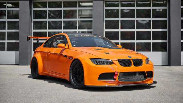 BMW M3 GT2 S Hurricane
Tuner poinformował, że przyspieszenie do 200 km/h ma trwać 9,8 s. BMW po modyfikacjach wyceniono na 1,23 mln zł.
Fot. G-Power BMW M3 GT2 S Hurricane
Tuner poinformował, że przyspieszenie do 200 km/h ma trwać 9,8 s. BMW po modyfikacjach wyceniono na 1,23 mln zł.
Fot. G-Power