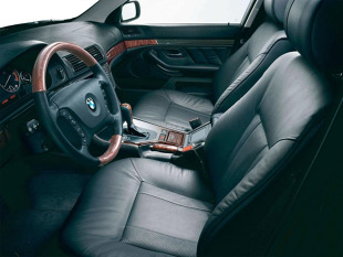 BMW E39 

E39 oferowano w dwóch wersjach nadwoziowych - sedan i kombi (Touring). Przestronność kabiny jest wystarczająca, chociaż są auta mogące się pochwalić większą przestrzenią dla pasażerów w tym segmencie (np. Mercedes W210). Bagażnik sedana miał pojemność 460 litrów, ten w kombi był nieco mniejszy - 410 litrów. 

Fot. BMW 