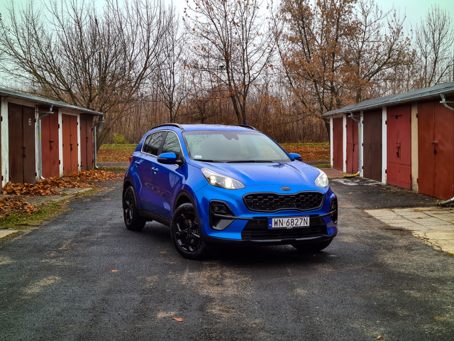 Obecna generacja Kii Sportage powoli odchodzi do lamusa, a lada chwila na rynku pojawi się jej nowe, już piąte wcielenie. Czy w związku z tym należy zupełnie zapomnieć o czwartej odsłonie tego popularnego crossovera? Niezupełnie, bowiem nadal oferuje on to, czego oczekuje wielu kierowców, a dodatkowo można liczyć na ciekawe promocje i rabaty. Poznajmy zatem Kię Sportage w ciekawej odmianie Black Edition, najmocniejszym silnikiem benzynowym i napędem na cztery koła.
Fot. Kamil Rogala Obecna generacja Kii Sportage powoli odchodzi do lamusa, a lada chwila na rynku pojawi się jej nowe, już piąte wcielenie. Czy w związku z tym należy zupełnie zapomnieć o czwartej odsłonie tego popularnego crossovera? Niezupełnie, bowiem nadal oferuje on to, czego oczekuje wielu kierowców, a dodatkowo można liczyć na ciekawe promocje i rabaty. Poznajmy zatem Kię Sportage w ciekawej odmianie Black Edition, najmocniejszym silnikiem benzynowym i napędem na cztery koła.
Fot. Kamil Rogala