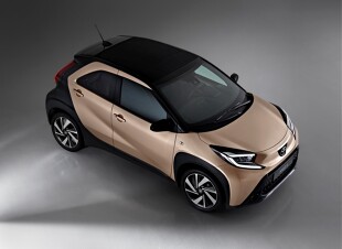 Toyota Aygo X <br><br>Auto zadebiutuje w salonach Toyoty w 2022 roku. Dwukolorowe kompozycje oparte na nowych lakierach w pikantnych odcieniach to tylko jedna z cech rozpoznawczych nowości. <br><br>Fot. Toyota 