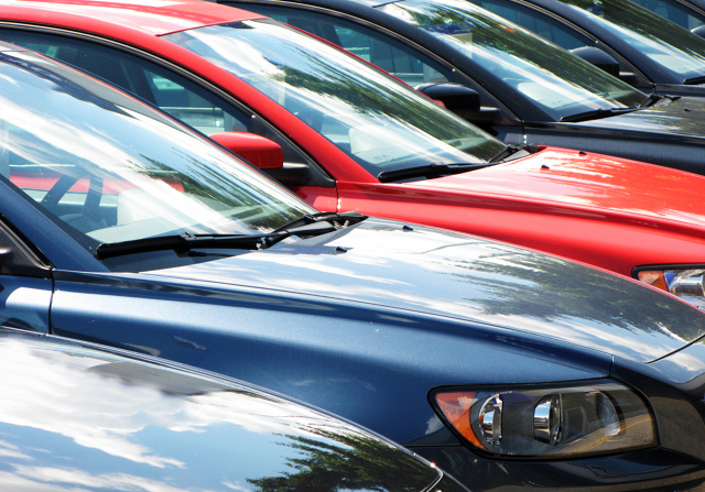 Biały to ulubiony kolor nabywców nowych samochodów – wynika z najnowszych statystyk platformy Carsmile. Aż 27% kierowców decyduje się na ten kolor. Za wyborem białego przemawiają względy ekonomiczne oraz moda. Nie zawsze jednak dostaniemy ten kolor bez dopłaty.
Fot. Shutterstock Biały to ulubiony kolor nabywców nowych samochodów – wynika z najnowszych statystyk platformy Carsmile. Aż 27% kierowców decyduje się na ten kolor. Za wyborem białego przemawiają względy ekonomiczne oraz moda. Nie zawsze jednak dostaniemy ten kolor bez dopłaty.
Fot. Shutterstock