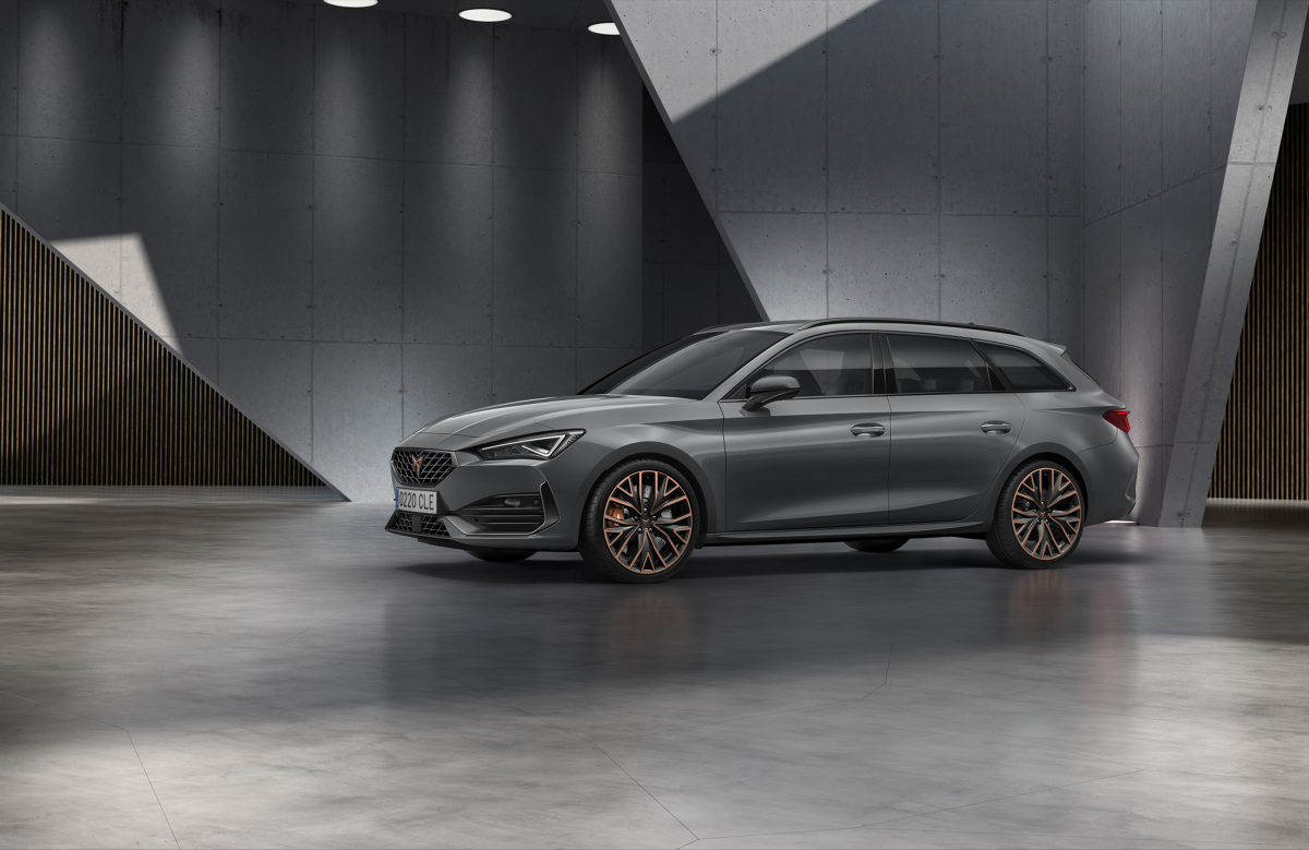 Cupra Leon
Pod maską CUPRA Leona znajdzie się 2-litrowy silnik TSI o mocy 245 KM, 300 KM albo 310 KM (wyłącznie w wersji Sportstourer z napędem 4Drive). Wychodząc naprzeciw wyzwaniom elektryfikacji, CUPRA w modelu Leon po raz pierwszy wprowadza również opcję hybrydowego napędu typu plug-in.
Fot. Cupra Cupra Leon
Pod maską CUPRA Leona znajdzie się 2-litrowy silnik TSI o mocy 245 KM, 300 KM albo 310 KM (wyłącznie w wersji Sportstourer z napędem 4Drive). Wychodząc naprzeciw wyzwaniom elektryfikacji, CUPRA w modelu Leon po raz pierwszy wprowadza również opcję hybrydowego napędu typu plug-in.
Fot. Cupra