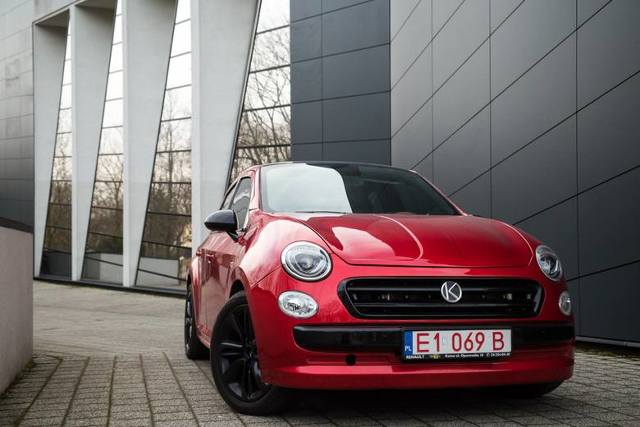 Polski samochód elektryczny z fabryki w Kutnie to syrenka Vosco S106 Ev. Elektryczna "królowa szos" jest już na testach. Czy Vosco S106 Ev zastąpi popularną królową szos, syrenkę? Prasę po raz kolejny obiegła informacja o przygotowaniach do budowy polskiego samochodu elektrycznego. Tymczasem pierwszy polski "elektryk" jest już testowany od ponad roku...
Fot. archiwum Polski samochód elektryczny z fabryki w Kutnie to syrenka Vosco S106 Ev. Elektryczna "królowa szos" jest już na testach. Czy Vosco S106 Ev zastąpi popularną królową szos, syrenkę? Prasę po raz kolejny obiegła informacja o przygotowaniach do budowy polskiego samochodu elektrycznego. Tymczasem pierwszy polski "elektryk" jest już testowany od ponad roku...
Fot. archiwum