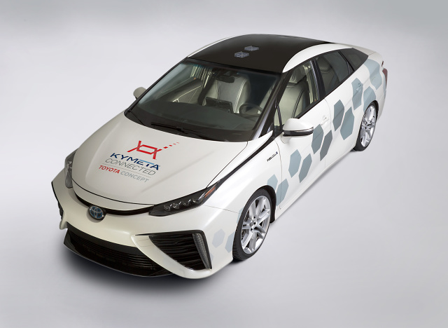 Toyota zaprezentowała na targach NAIAS 2016 w Detroit przełomowe rozwiązanie telekomunikacyjne stworzone we współpracy z firmą Kymeta. Samochód koncepcyjny oparty na wodorowym modelu Mirai jest wyposażony w eksperymentalne systemy łączności satelitarnej / Fot. Toyota Toyota zaprezentowała na targach NAIAS 2016 w Detroit przełomowe rozwiązanie telekomunikacyjne stworzone we współpracy z firmą Kymeta. Samochód koncepcyjny oparty na wodorowym modelu Mirai jest wyposażony w eksperymentalne systemy łączności satelitarnej / Fot. Toyota