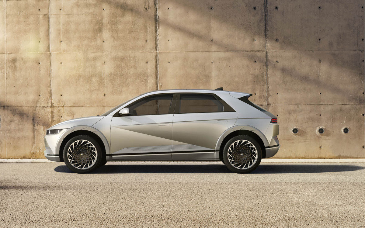 Hyudai Ioniq 5
Pierwszy model submarki IONIQ, dedykowanej pojazdom elektrycznym wyceniony. Klienci mają do wyboru 4 różne wersje w pełni elektrycznych napędów, które oferują od 170 do 305 koni mechanicznych
Fot. Hyundai Hyudai Ioniq 5
Pierwszy model submarki IONIQ, dedykowanej pojazdom elektrycznym wyceniony. Klienci mają do wyboru 4 różne wersje w pełni elektrycznych napędów, które oferują od 170 do 305 koni mechanicznych
Fot. Hyundai
