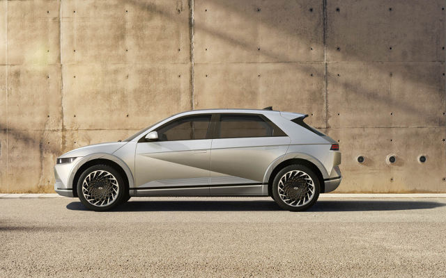 Hyudai Ioniq 5
Pierwszy model submarki IONIQ, dedykowanej pojazdom elektrycznym wyceniony. Klienci mają do wyboru 4 różne wersje w pełni elektrycznych napędów, które oferują od 170 do 305 koni mechanicznych
Fot. Hyundai Hyudai Ioniq 5
Pierwszy model submarki IONIQ, dedykowanej pojazdom elektrycznym wyceniony. Klienci mają do wyboru 4 różne wersje w pełni elektrycznych napędów, które oferują od 170 do 305 koni mechanicznych
Fot. Hyundai