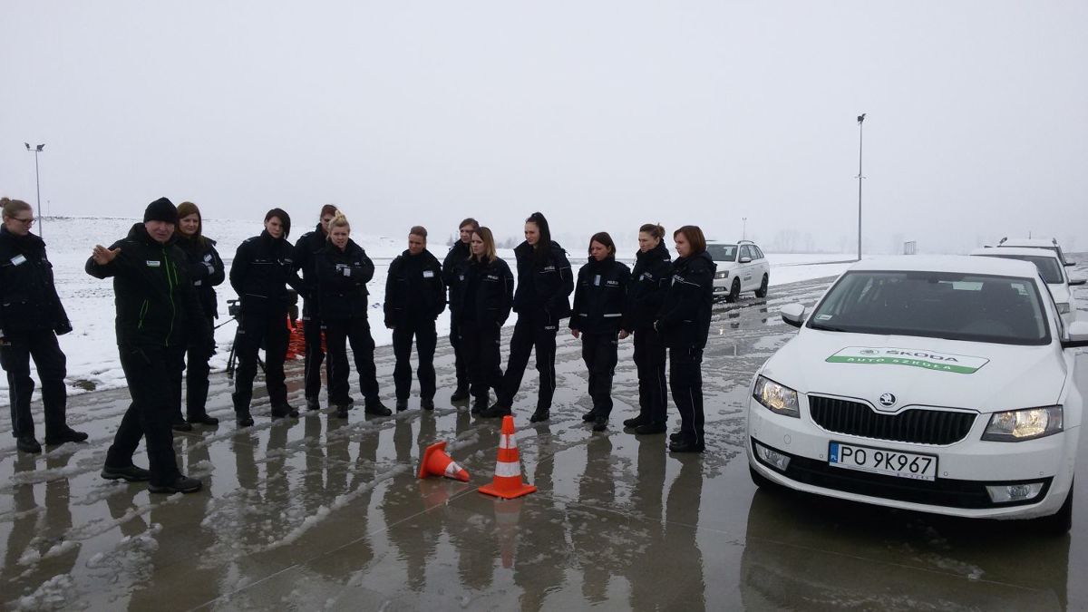 W dniach 8-9.03.2016 w Interaktywnym Centrum Bezpieczeństwa Skoda AutoLab oraz na terenie Ośrodka Doskonalenia Techniki Jazdy w Międzychodzie odbyły się warsztaty bezpieczeństwa ruchu drogowego oraz szkolenie z zakresu doskonalenia techniki jazdy dla funkcjonariuszek Komendy Miejskiej Policji w Poznaniu / Fot. Skoda W dniach 8-9.03.2016 w Interaktywnym Centrum Bezpieczeństwa Skoda AutoLab oraz na terenie Ośrodka Doskonalenia Techniki Jazdy w Międzychodzie odbyły się warsztaty bezpieczeństwa ruchu drogowego oraz szkolenie z zakresu doskonalenia techniki jazdy dla funkcjonariuszek Komendy Miejskiej Policji w Poznaniu / Fot. Skoda
