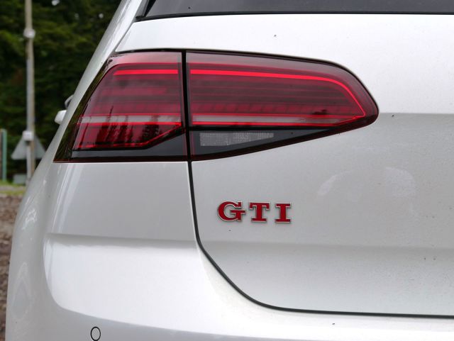 Pierwszy Volkswagen Golf GTI, czyli Gran Turismo Injection, zadebiutował 42 lata temu. Miał zaledwie 110 KM i rozpędzał się do 182 km/h. Najnowsza generacja osiąga 245 KM, setkę rozwija w 6,2 sekundy i ma wszelkie zadatki, by rozdawać karty wśród hot hatchy. Możliwości auta mieliśmy okazję sprawdzać w trakcie jazd na krętych trasach rajdu Monte Carlo.
Fot. Bartłomiej Pobocha Pierwszy Volkswagen Golf GTI, czyli Gran Turismo Injection, zadebiutował 42 lata temu. Miał zaledwie 110 KM i rozpędzał się do 182 km/h. Najnowsza generacja osiąga 245 KM, setkę rozwija w 6,2 sekundy i ma wszelkie zadatki, by rozdawać karty wśród hot hatchy. Możliwości auta mieliśmy okazję sprawdzać w trakcie jazd na krętych trasach rajdu Monte Carlo.
Fot. Bartłomiej Pobocha
