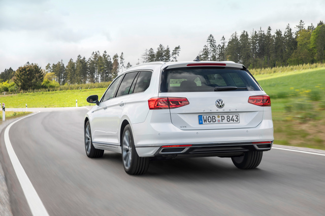Trudno oczekiwać od Volkswagena eksperymentów i szaleństwa, choć kilka ostatnich modeli w ofercie odrobinę łamie ten szablon – T-Cross, T-Roc oraz flagowy Arteon. Z Passatem jest jednak inaczej. Jest to bowiem filar oferty i tutaj miejsc na eksperymenty po prostu nie ma. Odświeżona wersja wygląda niemal tak samo, ale kryje bardzo dużo innowacji. Zapraszamy na prezentację odświeżonego Volkswagena Passata prosto z Frankfurtu.
Fot. Volkswagen Trudno oczekiwać od Volkswagena eksperymentów i szaleństwa, choć kilka ostatnich modeli w ofercie odrobinę łamie ten szablon – T-Cross, T-Roc oraz flagowy Arteon. Z Passatem jest jednak inaczej. Jest to bowiem filar oferty i tutaj miejsc na eksperymenty po prostu nie ma. Odświeżona wersja wygląda niemal tak samo, ale kryje bardzo dużo innowacji. Zapraszamy na prezentację odświeżonego Volkswagena Passata prosto z Frankfurtu.
Fot. Volkswagen