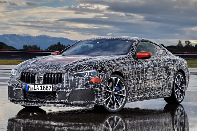BMW serii 8
Prezentując BMW Concept 8 Series, BMW przedstawiła bliską wersji seryjnej koncepcję nowego samochodu sportowego dla segmentu luksusowego. Prototyp zbliżony do modelu produkcyjnego jest obecnie testowany na torze doświadczalnym w Aprilii (Włochy). Testy mają na celu przede wszystkim optymalizację dynamiki jazdy na nawierzchniach o wysokim współczynniku tarcia.
Fot. BMW BMW serii 8
Prezentując BMW Concept 8 Series, BMW przedstawiła bliską wersji seryjnej koncepcję nowego samochodu sportowego dla segmentu luksusowego. Prototyp zbliżony do modelu produkcyjnego jest obecnie testowany na torze doświadczalnym w Aprilii (Włochy). Testy mają na celu przede wszystkim optymalizację dynamiki jazdy na nawierzchniach o wysokim współczynniku tarcia.
Fot. BMW