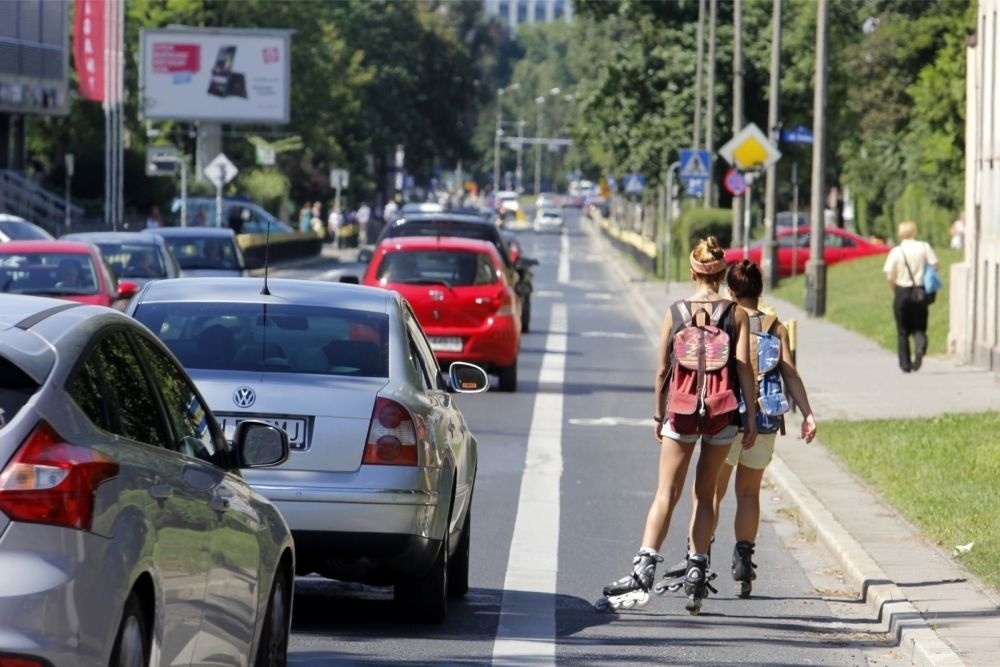 Warto pamiętać, że zgodnie z ustawą prawo o ruchu drogowym osobę poruszającą się na rolkach obowiązują przepisy dotyczące ruchu pieszych, a nie na przykład rowerzystów.

Fot. Archiwum