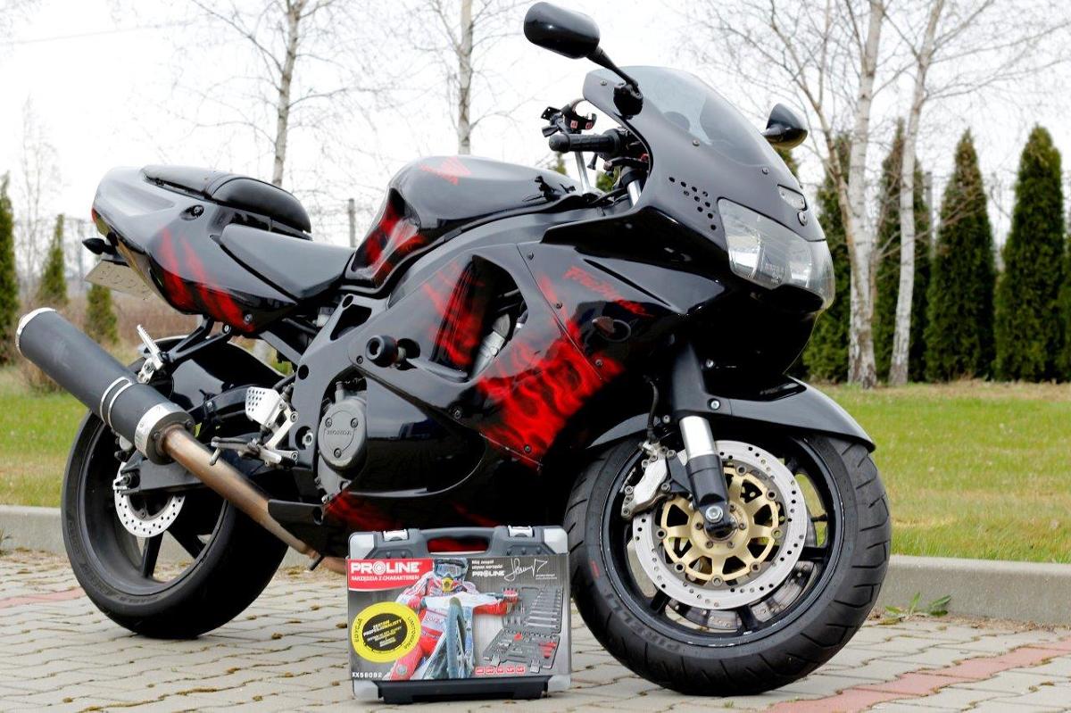 Zestaw narzędziowy Proline zawiera wszelkie niezbędne narzędzia do samodzielnej obsługi i serwisu motocykla. Pakiet złożony z wysokiej jakości narzędzi nadaje się idealnie na prezent dla motocyklisty, chcącego samodzielnie dbać i kontrolować stan techniczny swojej maszyny.
Fot. Proline Zestaw narzędziowy Proline zawiera wszelkie niezbędne narzędzia do samodzielnej obsługi i serwisu motocykla. Pakiet złożony z wysokiej jakości narzędzi nadaje się idealnie na prezent dla motocyklisty, chcącego samodzielnie dbać i kontrolować stan techniczny swojej maszyny.
Fot. Proline