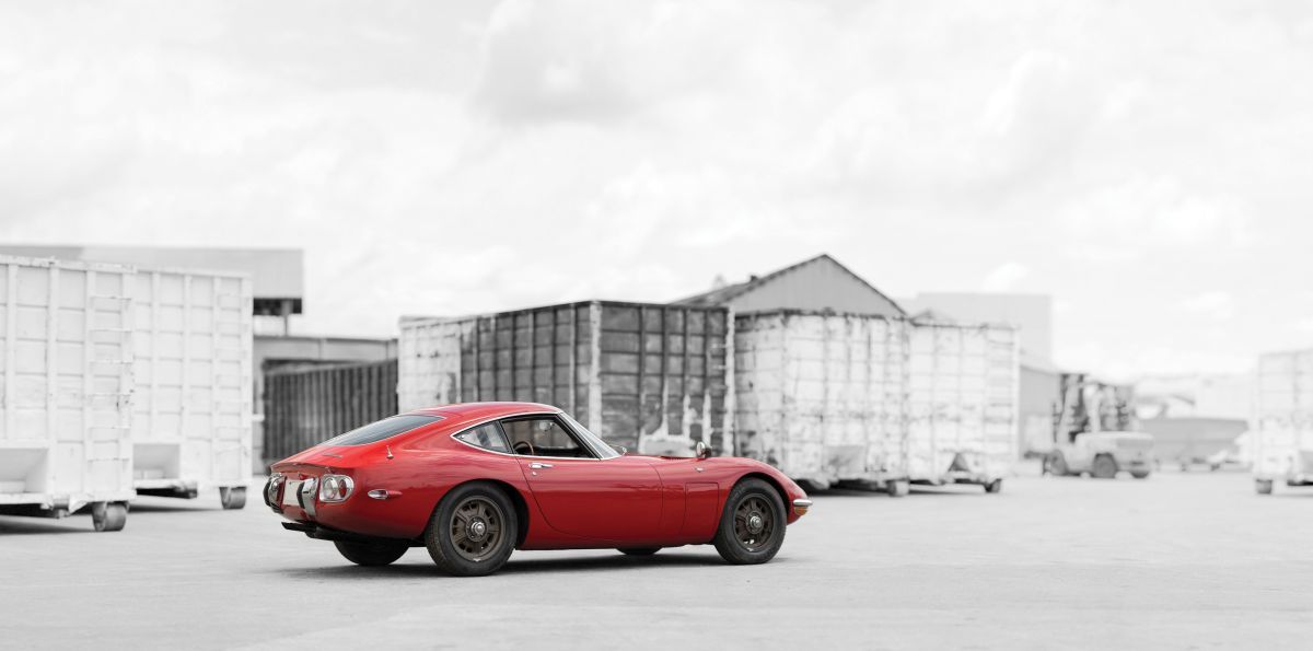 Toyota 2000GT
Toyota 2000GT różniła się pod względem technicznym od europejskich konkurentów. Miała rzadko spotykaną pięciobiegową manualną skrzynię biegów i sześciocylindrowy silnik o mocy 150 KM, bazujący na jednostce z flagowego modelu Toyoty, sedana Crown. Samochód rozpędzał się do 217 km/h.
Fot. Toyota Toyota 2000GT
Toyota 2000GT różniła się pod względem technicznym od europejskich konkurentów. Miała rzadko spotykaną pięciobiegową manualną skrzynię biegów i sześciocylindrowy silnik o mocy 150 KM, bazujący na jednostce z flagowego modelu Toyoty, sedana Crown. Samochód rozpędzał się do 217 km/h.
Fot. Toyota