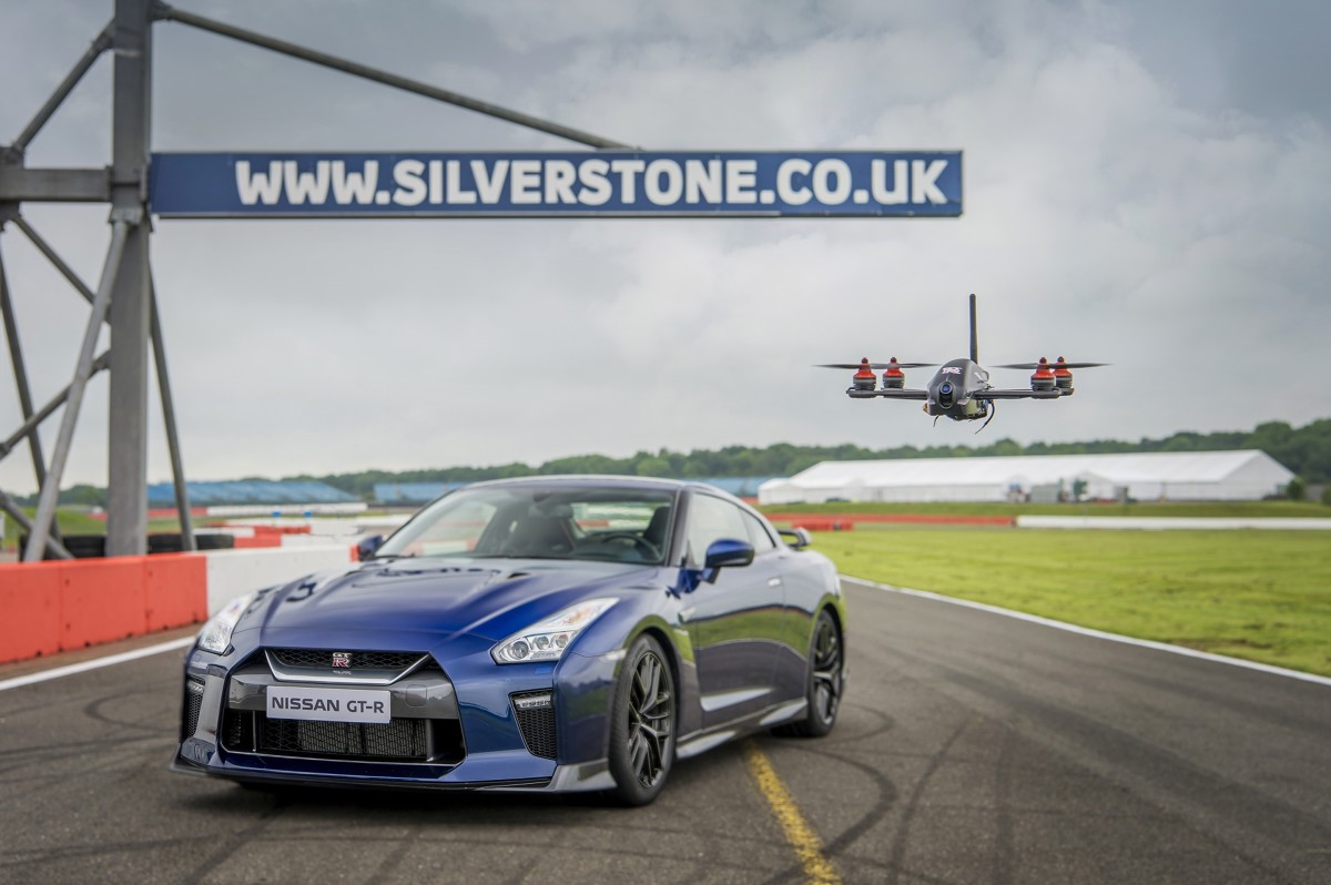W ramach prezentacji możliwości obydwu maszyn dron GT‑R stanął do wyścigu z supersamochodem na wymagającym torze Silverstone. / Fot. Nissan W ramach prezentacji możliwości obydwu maszyn dron GT‑R stanął do wyścigu z supersamochodem na wymagającym torze Silverstone. / Fot. Nissan