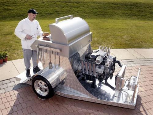 Fot. DaimlerChrysler: Okazuje się, że silnik HEMI może doskonale służyć jako element…grilla. Fot. DaimlerChrysler: Okazuje się, że silnik HEMI może doskonale służyć jako element…grilla.