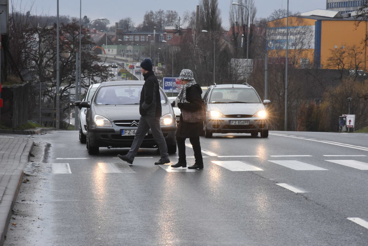 Dziś w całym kraju policjanci ruchu drogowego prowadzą działania pn. „Niechronieni uczestnicy ruchu drogowego" (NURD). Mimo iż nadrzędnym celem działań jest troska o bezpieczeństwo pieszych i rowerzystów, policjanci mają zwracać uwagę na każde zachowanie niezgodne z prawem.
Fot. Mariusz Kapała Dziś w całym kraju policjanci ruchu drogowego prowadzą działania pn. „Niechronieni uczestnicy ruchu drogowego" (NURD). Mimo iż nadrzędnym celem działań jest troska o bezpieczeństwo pieszych i rowerzystów, policjanci mają zwracać uwagę na każde zachowanie niezgodne z prawem.
Fot. Mariusz Kapała