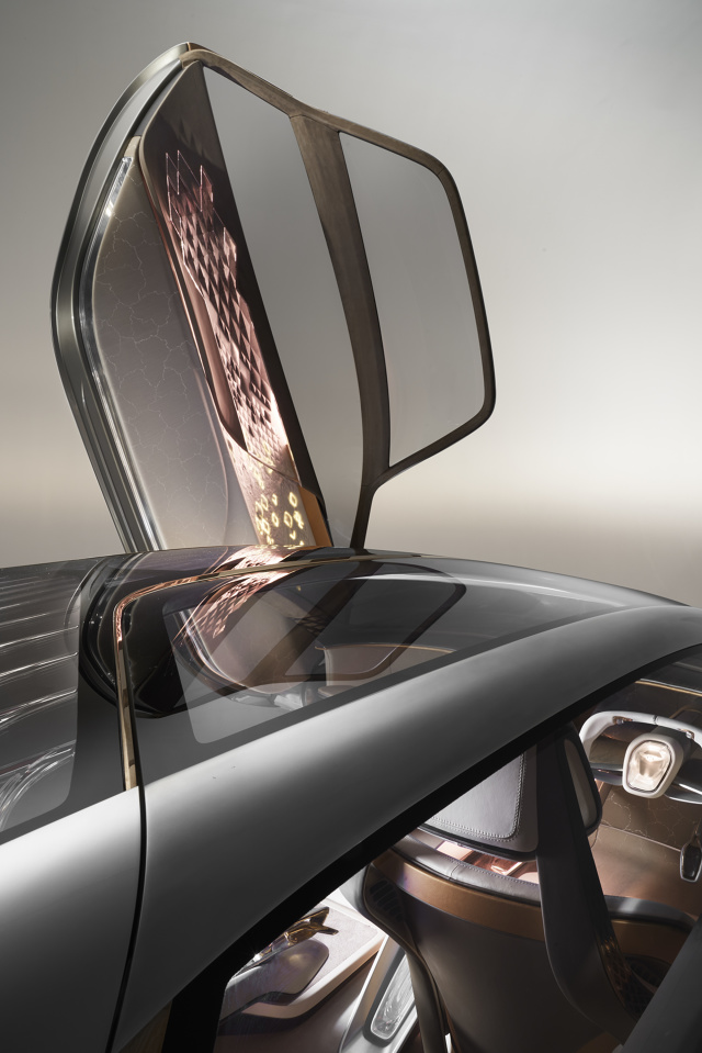 Bentley EXP 100 GT
Pojazd ma 5,8 m długości i aż 2,4 m szerokości - pomimo słusznych rozmiarów, całość waży 1,9 tony. Pomieści cztery osoby, oferowana jest też konfiguracja dwuosobowa i trzyosobowa, a drzwi unoszą się do góry. Wzrok przyciąga m.in. potężny grill.
Fot. Bentley Bentley EXP 100 GT
Pojazd ma 5,8 m długości i aż 2,4 m szerokości - pomimo słusznych rozmiarów, całość waży 1,9 tony. Pomieści cztery osoby, oferowana jest też konfiguracja dwuosobowa i trzyosobowa, a drzwi unoszą się do góry. Wzrok przyciąga m.in. potężny grill.
Fot. Bentley