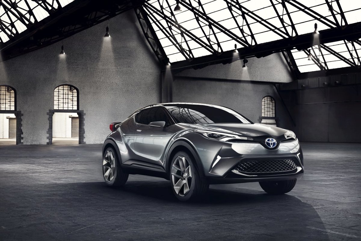 Toyota nie potwierdziła jeszcze, czy nowy crossover wejdzie do sprzedaży pod nazwą C-HR. Za to znamy już pewne szczegóły specyfikacji technicznej. Auto zostało zbudowane na platformie GA-C z serii TNGA, tej samej, na której powstał nowy Prius.
Toyota C-HR / Fot. Toyota Toyota nie potwierdziła jeszcze, czy nowy crossover wejdzie do sprzedaży pod nazwą C-HR. Za to znamy już pewne szczegóły specyfikacji technicznej. Auto zostało zbudowane na platformie GA-C z serii TNGA, tej samej, na której powstał nowy Prius.
Toyota C-HR / Fot. Toyota