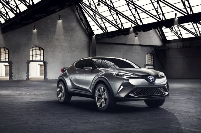 Toyota nie potwierdziła jeszcze, czy nowy crossover wejdzie do sprzedaży pod nazwą C-HR. Za to znamy już pewne szczegóły specyfikacji technicznej. Auto zostało zbudowane na platformie GA-C z serii TNGA, tej samej, na której powstał nowy Prius.
Toyota C-HR / Fot. Toyota Toyota nie potwierdziła jeszcze, czy nowy crossover wejdzie do sprzedaży pod nazwą C-HR. Za to znamy już pewne szczegóły specyfikacji technicznej. Auto zostało zbudowane na platformie GA-C z serii TNGA, tej samej, na której powstał nowy Prius.
Toyota C-HR / Fot. Toyota