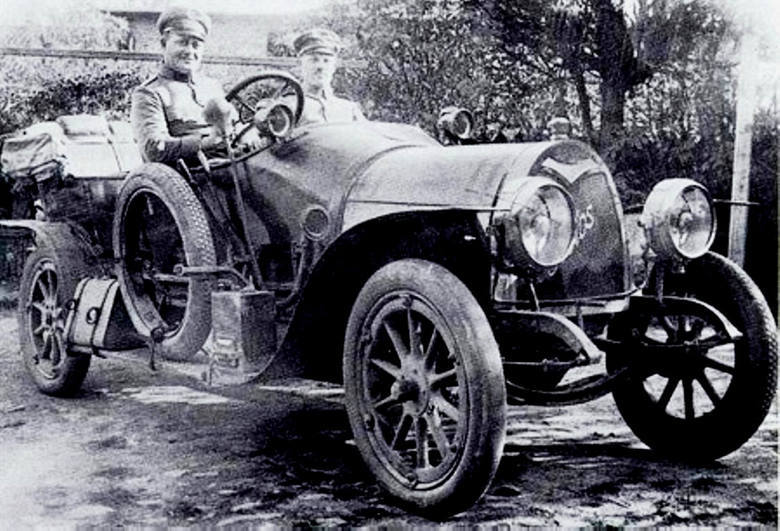 Protos G2 był wykorzystywany jako pojazd sztabowy w armiach Niemiec (na zdjęciu) i Austro-Węgier. Takie auto, odnalezione w 2009 roku w Polsce, służyło oficerom cesarza Franciszka Józefa Protos G2 był wykorzystywany jako pojazd sztabowy w armiach Niemiec (na zdjęciu) i Austro-Węgier. Takie auto, odnalezione w 2009 roku w Polsce, służyło oficerom cesarza Franciszka Józefa