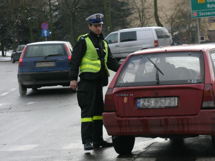 Jeżdżą bez dowodów rejestracyjnych, bo kara to 50 zł Jeżdżą bez dowodów rejestracyjnych, bo kara to 50 zł