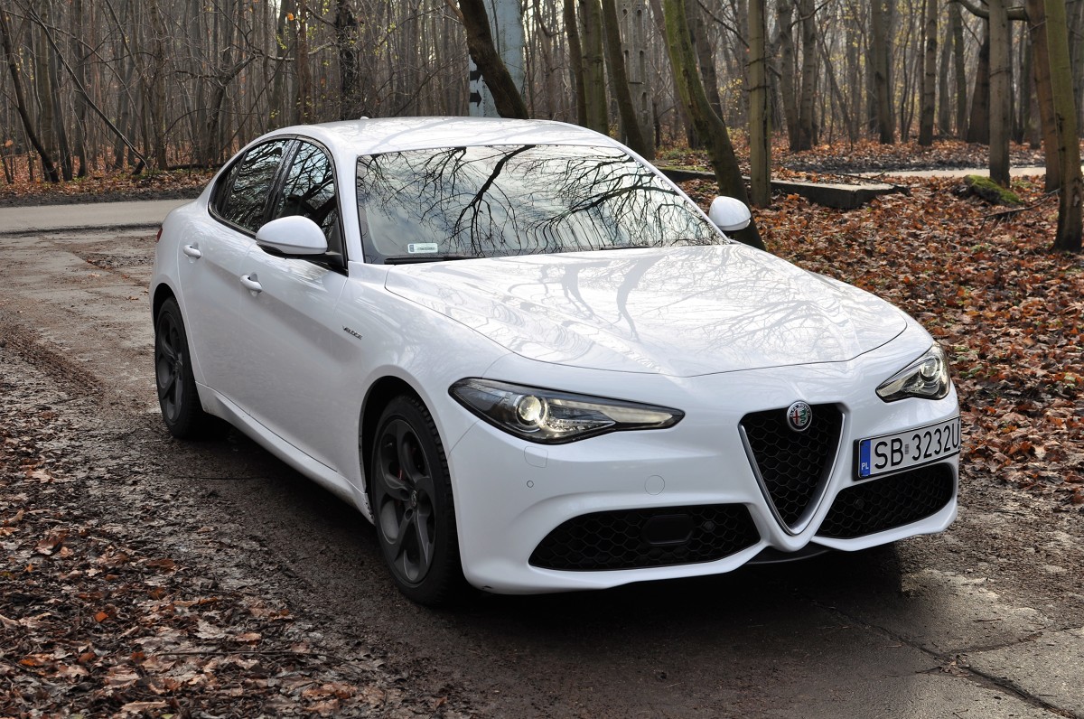 Alfa Romeo Giulia Veloce
Wielka niemiecka Trójca do niedawna brylująca wśród marek segmentu D premium, musi mieć oczy dookoła głowy. Producenci z różnych stron świata mają ochotę zaatakować i odebrać klientów decydujących się na zakup Audi, Mercedesa czy BMW. Ciosy z Azji to Lexus IS oraz Infiniti Q50. Lewy prosty z Wysp Brytyjskich to Jaguar XE. Prawy sierpowy z Półwyspu Apenińskiego nazywa się Alfa Romeo Giulia.
fot. Krzysztof Klucznik Alfa Romeo Giulia Veloce
Wielka niemiecka Trójca do niedawna brylująca wśród marek segmentu D premium, musi mieć oczy dookoła głowy. Producenci z różnych stron świata mają ochotę zaatakować i odebrać klientów decydujących się na zakup Audi, Mercedesa czy BMW. Ciosy z Azji to Lexus IS oraz Infiniti Q50. Lewy prosty z Wysp Brytyjskich to Jaguar XE. Prawy sierpowy z Półwyspu Apenińskiego nazywa się Alfa Romeo Giulia.
fot. Krzysztof Klucznik
