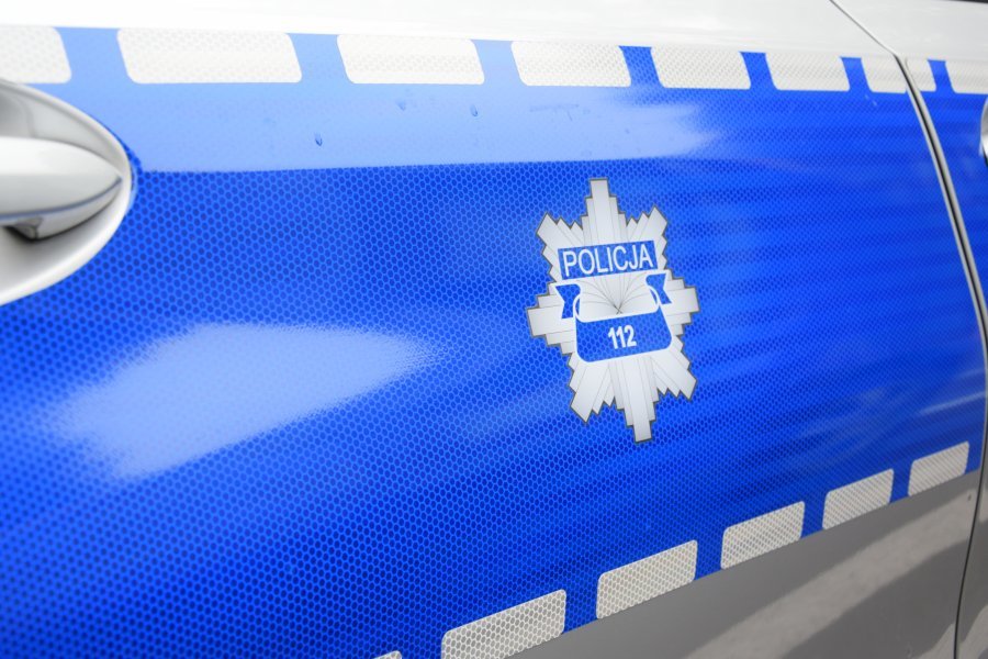 Blisko 1,5 promila alkoholu w organizmie miał kierowca Forda, który w Majdanie Królewskim zasnął w samochodzie na środku jezdni. Zamknięty w aucie 41-letni mieszkaniec powiatu tarnobrzeskiego oświadczył, że nie zamierza otwierać drzwi i odgrażał się ucieczką. Policjanci wybili szybę i uniemożliwili mu jego zamiary.
Fot. Policja Blisko 1,5 promila alkoholu w organizmie miał kierowca Forda, który w Majdanie Królewskim zasnął w samochodzie na środku jezdni. Zamknięty w aucie 41-letni mieszkaniec powiatu tarnobrzeskiego oświadczył, że nie zamierza otwierać drzwi i odgrażał się ucieczką. Policjanci wybili szybę i uniemożliwili mu jego zamiary.
Fot. Policja