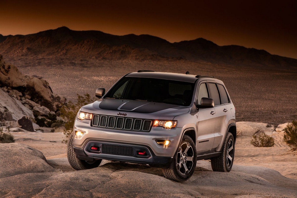Jeep Grand Cherokee Trailhawk
Spodziewać możemy się m.in. większego prześwitu oraz wzmocnionych felg. Zmodernizowane zostały także zderzaki.
Fot. Jeep Jeep Grand Cherokee Trailhawk
Spodziewać możemy się m.in. większego prześwitu oraz wzmocnionych felg. Zmodernizowane zostały także zderzaki.
Fot. Jeep