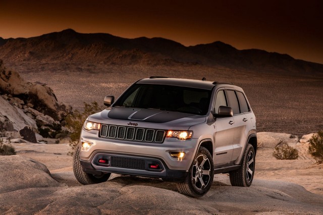 Jeep Grand Cherokee Trailhawk
Spodziewać możemy się m.in. większego prześwitu oraz wzmocnionych felg. Zmodernizowane zostały także zderzaki.
Fot. Jeep Jeep Grand Cherokee Trailhawk
Spodziewać możemy się m.in. większego prześwitu oraz wzmocnionych felg. Zmodernizowane zostały także zderzaki.
Fot. Jeep
