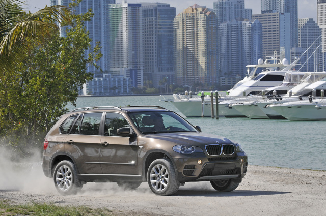 BMW X5 typoszeregu E70, mimo relatywnie wysokich cen na rynku wtórnym, jest bardzo popularnym SUV-em na polskich drogach. Prestiż, osiągi, komfort jazdy i bogate wyposażenie to niewątpliwe argumenty przemawiające za tym autem. Czy można do nich dodać także solidność?
Fot. BMW BMW X5 typoszeregu E70, mimo relatywnie wysokich cen na rynku wtórnym, jest bardzo popularnym SUV-em na polskich drogach. Prestiż, osiągi, komfort jazdy i bogate wyposażenie to niewątpliwe argumenty przemawiające za tym autem. Czy można do nich dodać także solidność?
Fot. BMW