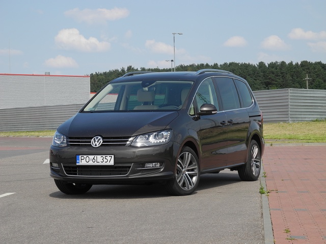 Volkswagen Sharan
Przed rokiem Volkswagen Sharan obchodził 20-lecie wprowadzenia do produkcji. Przypomnijmy, że był to wspólny projekt koncernów Volkswagen i Ford. Ten pierwszy wprowadził na rynek modele Sharan i Seat Alhambra, drugi - Forda Galaxy. Druga generacja Sharana, już bez związków z Fordem, weszła do produkcji w 2010 roku, zaś po kolejnych pięciu latach auto poddano modernizacji.
Fot. Wojciech Frelichowski Volkswagen Sharan
Przed rokiem Volkswagen Sharan obchodził 20-lecie wprowadzenia do produkcji. Przypomnijmy, że był to wspólny projekt koncernów Volkswagen i Ford. Ten pierwszy wprowadził na rynek modele Sharan i Seat Alhambra, drugi - Forda Galaxy. Druga generacja Sharana, już bez związków z Fordem, weszła do produkcji w 2010 roku, zaś po kolejnych pięciu latach auto poddano modernizacji.
Fot. Wojciech Frelichowski