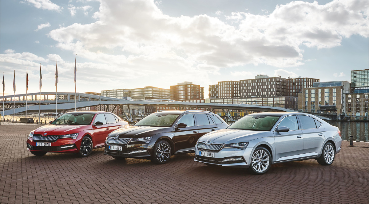 Skoda Superb iV
Dla odróżnienia swoich modeli tych z napędem konwencjonalnym od tych z elektrycznym Skoda powołała sub-markę iV. Na razie są w niej tylko dwa samochody: elektryczny CITIGOe iV oraz hybrydowy Superb iV. Ten drugi model jest hybydą typu plug in czyli daje możliwość doładowania baterii ze źródła zewnętrznego.
Fot. Skoda Skoda Superb iV
Dla odróżnienia swoich modeli tych z napędem konwencjonalnym od tych z elektrycznym Skoda powołała sub-markę iV. Na razie są w niej tylko dwa samochody: elektryczny CITIGOe iV oraz hybrydowy Superb iV. Ten drugi model jest hybydą typu plug in czyli daje możliwość doładowania baterii ze źródła zewnętrznego.
Fot. Skoda