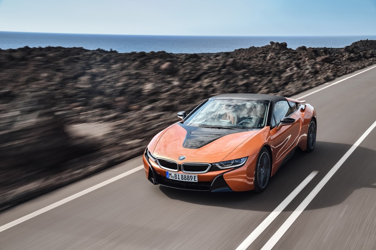 BMW i8
Wariant Coupe jak i Roadster otrzymały zmodyfikowany układ napędowy. Pojemność baterii wzrosła z 7,1 do 11,6 kWh. Jednostka elektryczna z dodatkowym zastrzykiem mocy dostarcza 143 KM i 250 Nm. Bez zmian pozostawiono natomiast trzycylindrowy, spalinowy motor 1,5 l oferujący 231 KM i 320 Nm.
Fot. BMW
Fot. BMW BMW i8
Wariant Coupe jak i Roadster otrzymały zmodyfikowany układ napędowy. Pojemność baterii wzrosła z 7,1 do 11,6 kWh. Jednostka elektryczna z dodatkowym zastrzykiem mocy dostarcza 143 KM i 250 Nm. Bez zmian pozostawiono natomiast trzycylindrowy, spalinowy motor 1,5 l oferujący 231 KM i 320 Nm.
Fot. BMW
Fot. BMW