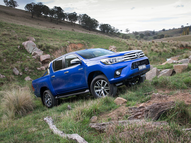 Toyota Hilux
W ofercie funkcjonują 4 silniki - z czego trzy to diesle. 2,5-litrowy motor dysponuje stadem 102 koni, 2.4-litrowy 150 koni, a 2,8-litrowy 177 koni. Benzyniak ma pojemność 2.7 litra i generuje 166 koni mechanicznych.
Fot. Toyota Toyota Hilux
W ofercie funkcjonują 4 silniki - z czego trzy to diesle. 2,5-litrowy motor dysponuje stadem 102 koni, 2.4-litrowy 150 koni, a 2,8-litrowy 177 koni. Benzyniak ma pojemność 2.7 litra i generuje 166 koni mechanicznych.
Fot. Toyota