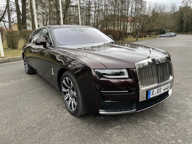 Po krótkich jazdach testowych nowym Rolls Roycem Ghostem, w których brałem udział jesienią, przyszedł czas na nieco bardziej szczegółowe sprawdzenie tego auta. Tym razem do Polski przyjechał egzemplarz w przedłużonej o 17 cm wersji Extended.
Fot. Jakub Mielniczak Po krótkich jazdach testowych nowym Rolls Roycem Ghostem, w których brałem udział jesienią, przyszedł czas na nieco bardziej szczegółowe sprawdzenie tego auta. Tym razem do Polski przyjechał egzemplarz w przedłużonej o 17 cm wersji Extended.
Fot. Jakub Mielniczak