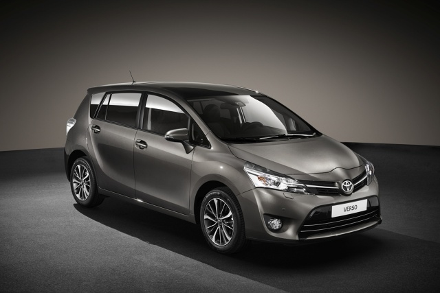 Najważniejszą nowością w Toyocie Verso 2016 jest pakiet systemów bezpieczeństwa czynnego Toyota Safety Sense. Obejmuje on układ zapobiegania kolizjom, układ ostrzegania o niezamierzonej zmianie pasa ruchu i automatyczne światła drogowe / Fot. Toyota Najważniejszą nowością w Toyocie Verso 2016 jest pakiet systemów bezpieczeństwa czynnego Toyota Safety Sense. Obejmuje on układ zapobiegania kolizjom, układ ostrzegania o niezamierzonej zmianie pasa ruchu i automatyczne światła drogowe / Fot. Toyota