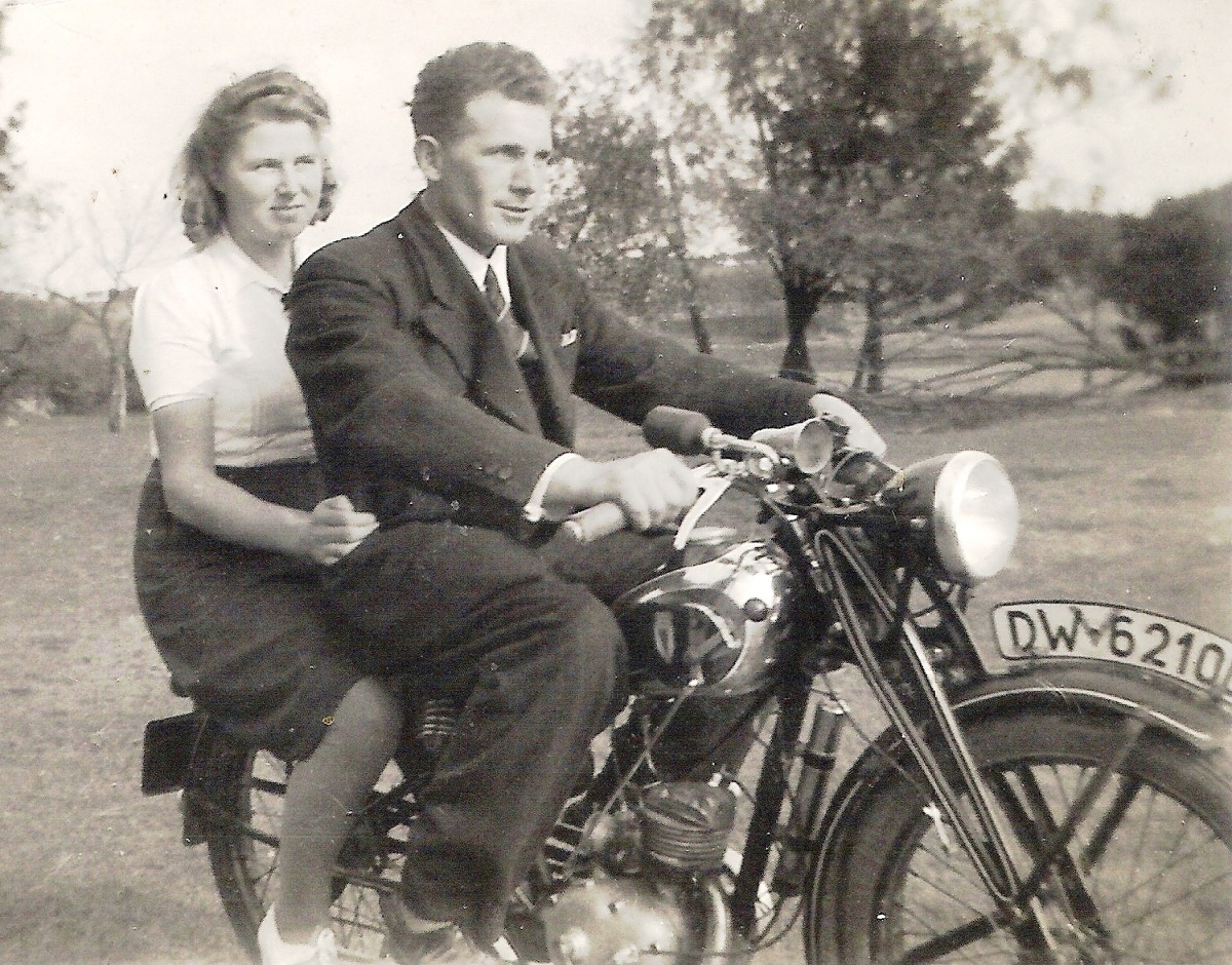 Bazyli Kotłowski z sąsiadką pozują do zdjęcia na "dekawce" RT 100. Rok 1940 lub 1941. Następcą tego modelu był DKW RT 125 - pierwowzór m.in. naszej SHL M0 4. Fot. Ze zbiorów Gerarda Czaji Bazyli Kotłowski z sąsiadką pozują do zdjęcia na "dekawce" RT 100. Rok 1940 lub 1941. Następcą tego modelu był DKW RT 125 - pierwowzór m.in. naszej SHL M0 4. Fot. Ze zbiorów Gerarda Czaji