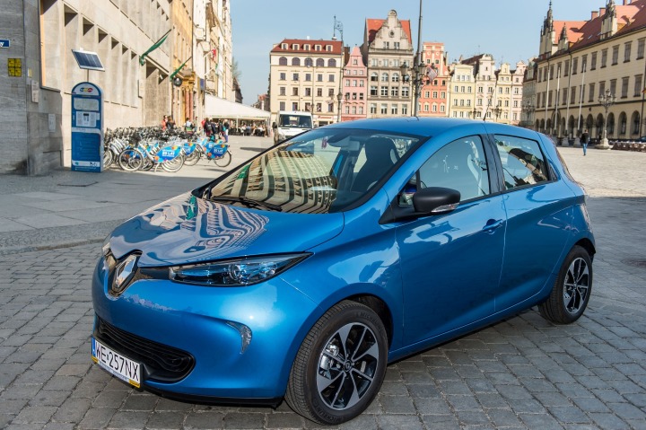 Renalt Zoe
Samochód elektryczny Renault ZOE został przekazany na miesiąc do Departamentu Zrównoważonego Rozwoju Urzędu Miejskiego Wrocławia. Jest to nagroda dla Wrocławia – laureata konkursu ECO-MIASTO w kategorii mobilność zrównoważona.
Fot. Renault Renalt Zoe
Samochód elektryczny Renault ZOE został przekazany na miesiąc do Departamentu Zrównoważonego Rozwoju Urzędu Miejskiego Wrocławia. Jest to nagroda dla Wrocławia – laureata konkursu ECO-MIASTO w kategorii mobilność zrównoważona.
Fot. Renault