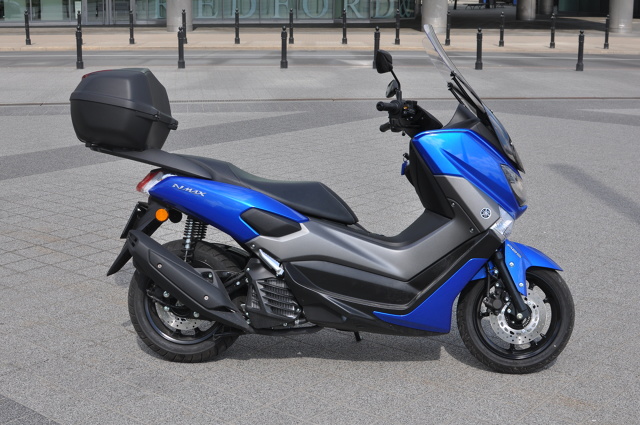Yamaha NMAX 125 to obok Hondy PCX jeden z najczęściej kupowanych skuterów marek premium. Dylemat, którą z tych, kosztujących podobne pieniądze maszyn wybrać ma wiele osób szukających sprzętu klasy 125 ccm w budżecie do 15 tys. zł. W Motofaktach sprawdzamy, jak popularny skuter Yamahy sprawuje się na co dzień.
Fot. Jakub Mielniczak Yamaha NMAX 125 to obok Hondy PCX jeden z najczęściej kupowanych skuterów marek premium. Dylemat, którą z tych, kosztujących podobne pieniądze maszyn wybrać ma wiele osób szukających sprzętu klasy 125 ccm w budżecie do 15 tys. zł. W Motofaktach sprawdzamy, jak popularny skuter Yamahy sprawuje się na co dzień.
Fot. Jakub Mielniczak